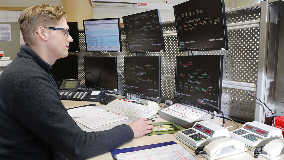 Fahrdienstleiter Tariek Mansour an seinem digitalen Arbeitsplatz in der Leitstelle der Erzgebirgsbahn in Annaberg-Buchholz. Er bedient das Stellwerk. © Harry Härtel Fahrdienstleiter Tariek Mansour an seinem digitalen Arbeitsplatz in der Leitstelle der Erzgebirgsbahn in Annaberg-Buchholz. Er bedient das Stellwerk. © Harry Härtel
