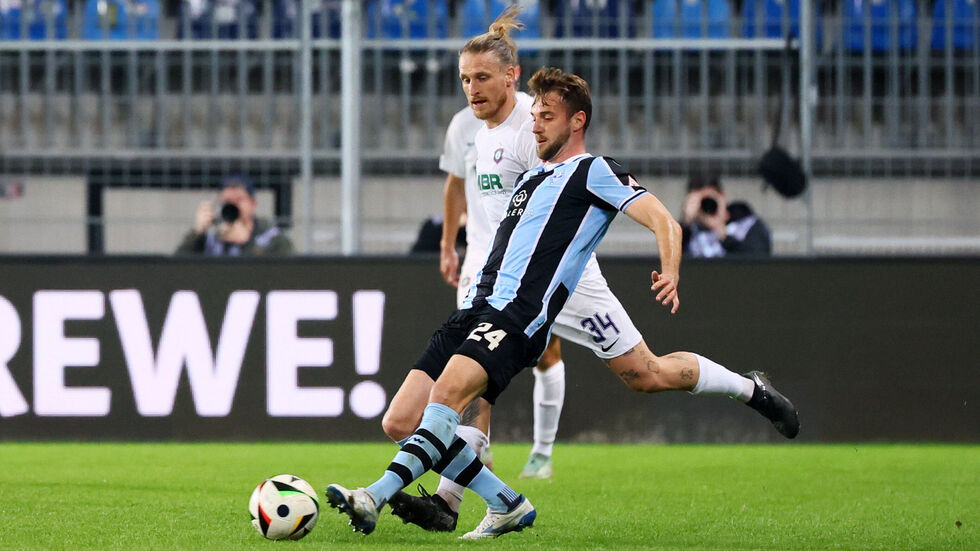 Veilchenspieler Marvin Stefaniak (hinten) hat hier das Nachsehen gegen Mannheims Lukas Klünter