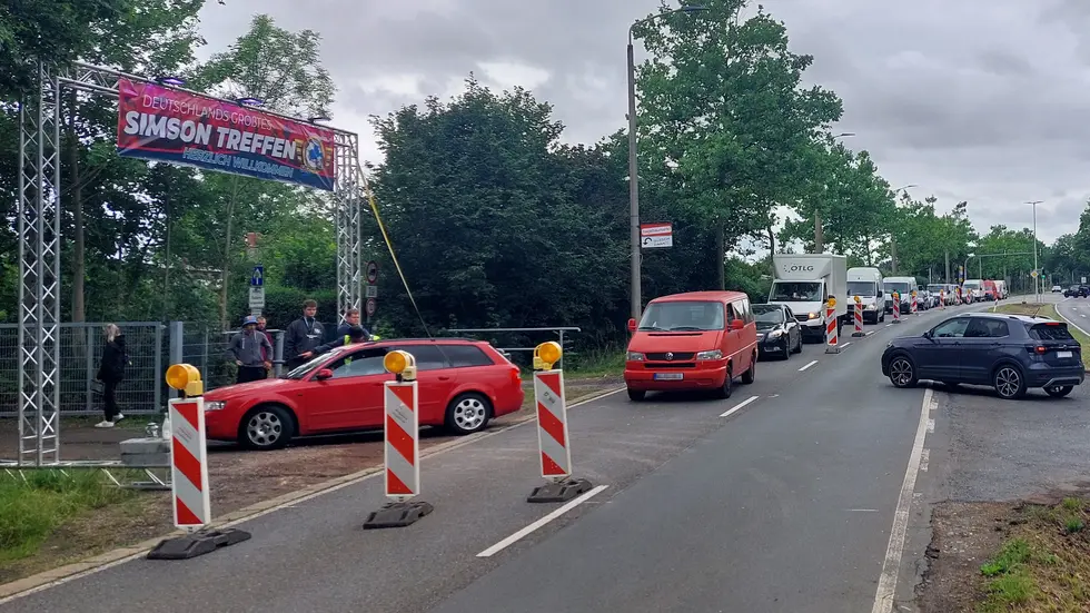 Die Autos mit den angereisten Festivalbesuchern stauten sich über geschätzte 400 Meter vom Flugplatz bis auf die Straße. Die Autos mit den angereisten Festivalbesuchern stauten sich über geschätzte 400 Meter vom Flugplatz bis auf die Straße.