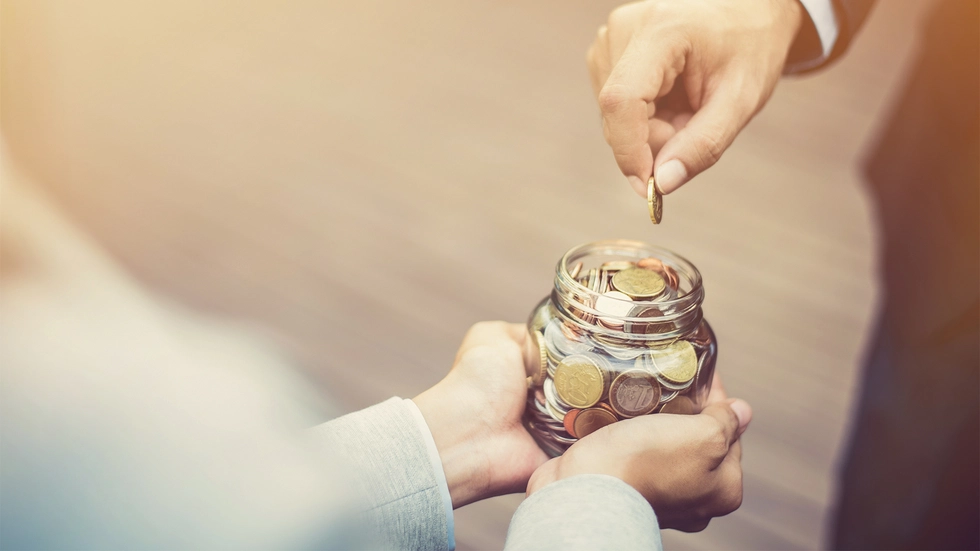 Geldspende in einem Glas