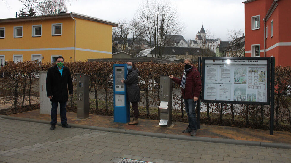 Übergabe Wohnmobilstellplatz durch Firma GSG Baugesellschaft mbH, Geschäftsführer Stefan Grimm, an Oberbürgermeister Ruben Gehart und Stephanie Etzold, Sachgebietsleiterin Hoch- und Tiefbau.
Übergabe Wohnmobilstellplatz durch Firma GSG Baugesellschaft mbH, Geschäftsführer Stefan Grimm, an Oberbürgermeister Ruben Gehart und Stephanie Etzold, Sachgebietsleiterin Hoch- und Tiefbau.