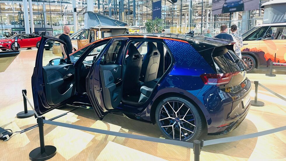 Der ID3 GTX "Fire + Ice" ist in lilablau gehalten, vollelektrisch und mit sportlicher Innenausstattung Der ID3 GTX "Fire + Ice" ist in lilablau gehalten, vollelektrisch und mit sportlicher Innenausstattung