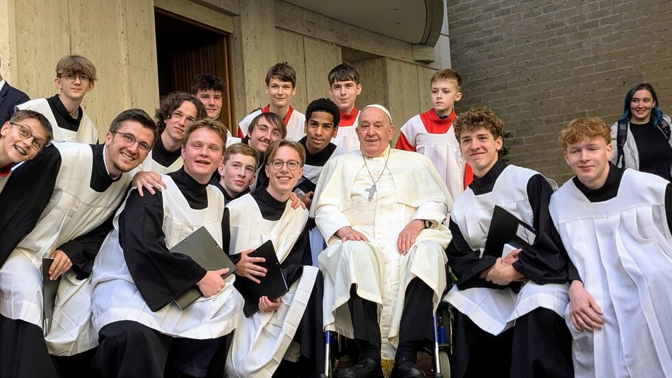 Die Kapellknaben mit Papst Franziskus, dem Vorgänger von Leo XIV. 