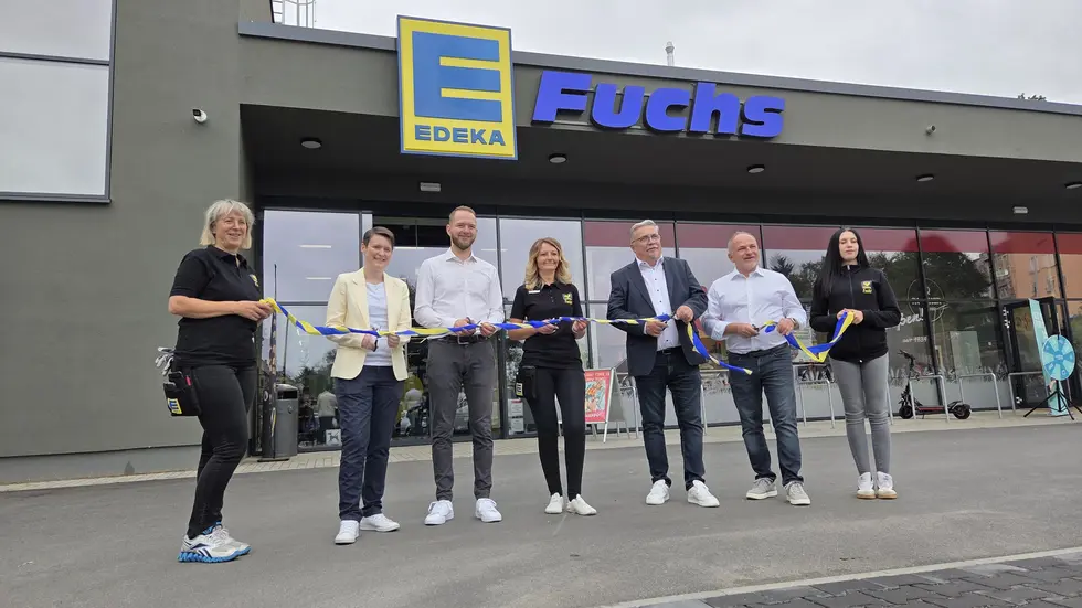 Paul Fuchs (3. v.l.) ist der Betreiber des neuen Edeka-Marktes in Annaberg.