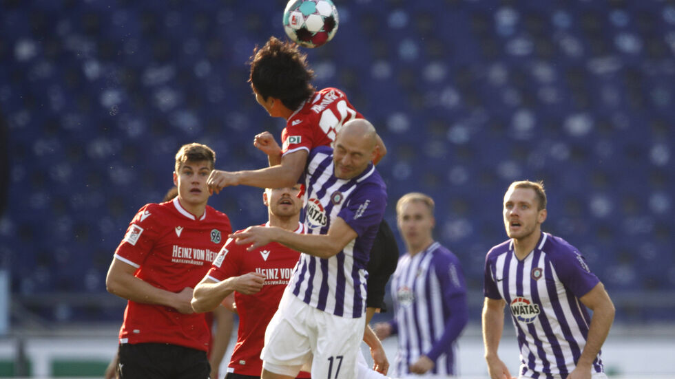 Genki Haraguchi (Hannover) im Kopfballduell mit Philipp Riese (Aue)