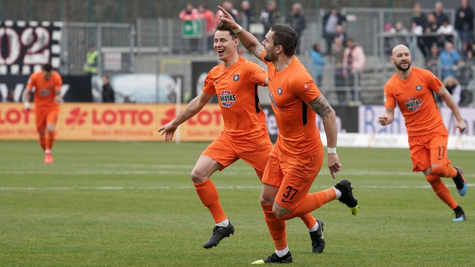 Aue feiert Doppeltorschütze Pascal Testroet.