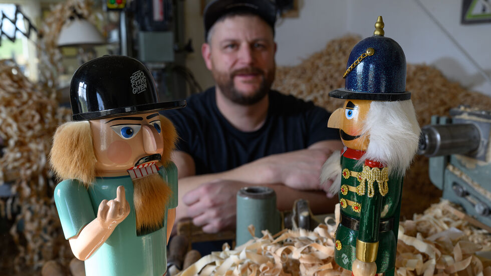 15 Stück der rebellischen Holzfigur hat der Holzspielzeugmacher hergestellt, nachdem im Nachbarort eine Nussknacker-Billigkopie aus China angeboten wurde.