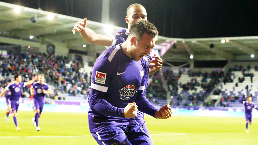 Siegtorschütze Sören Gonther bejubelt seinen Treffer.