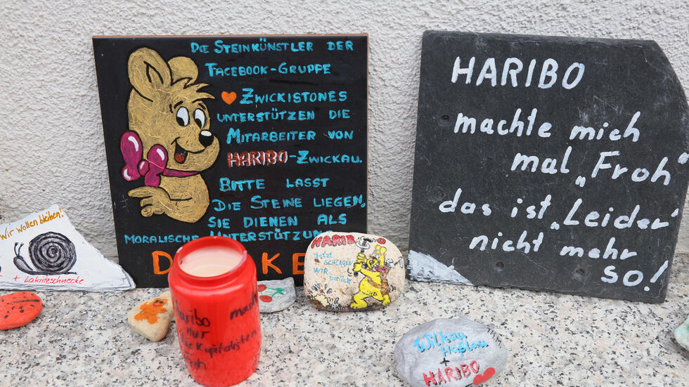 Bund bemalte Steine und andere Dinge wurden vor dem Werk abgelegt. Bund bemalte Steine und andere Dinge wurden vor dem Werk abgelegt.