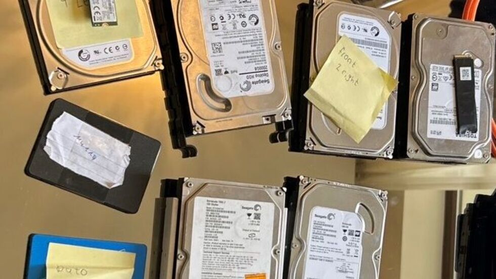 Diese Datenträger mit Informationen zu den Opfern wurden in den Wohnungen der Ganoven gefunden. Diese Datenträger mit Informationen zu den Opfern wurden in den Wohnungen der Ganoven gefunden.