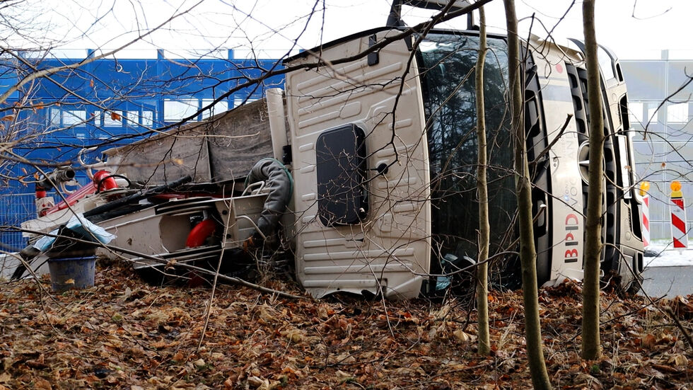 Der Autofahrer des LKW hatte Glück, er blieb unverletzt. Der Autofahrer des LKW hatte Glück, er blieb unverletzt.