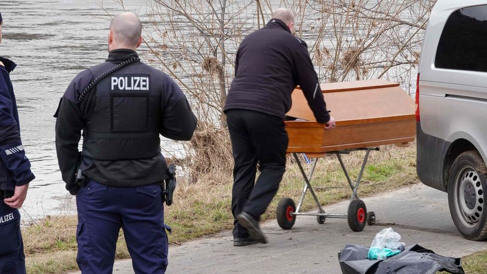 Der Sarg mit der Leiche wird abtransportiert