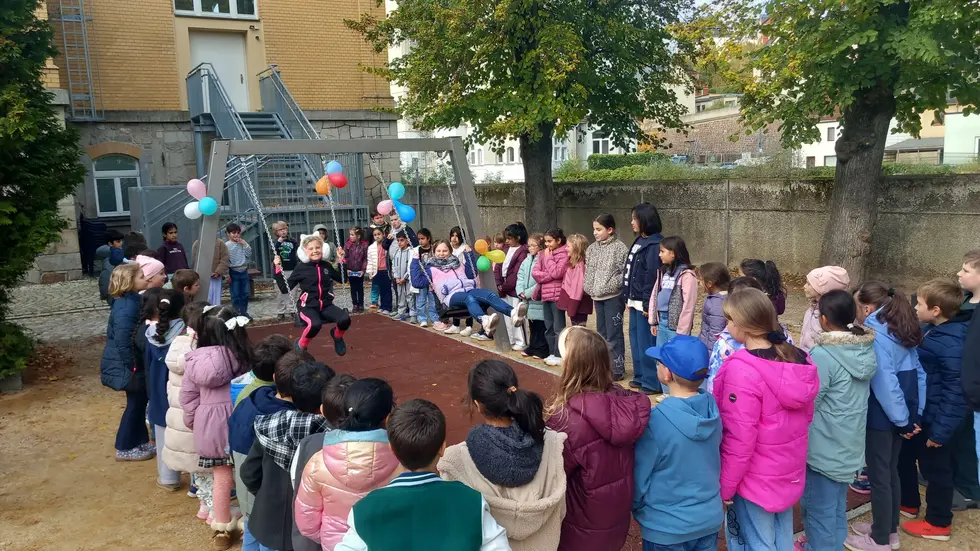 Die Kinder nahmen das neue Spielgerät direkt nach den Herbstferien in Beschlag. 
