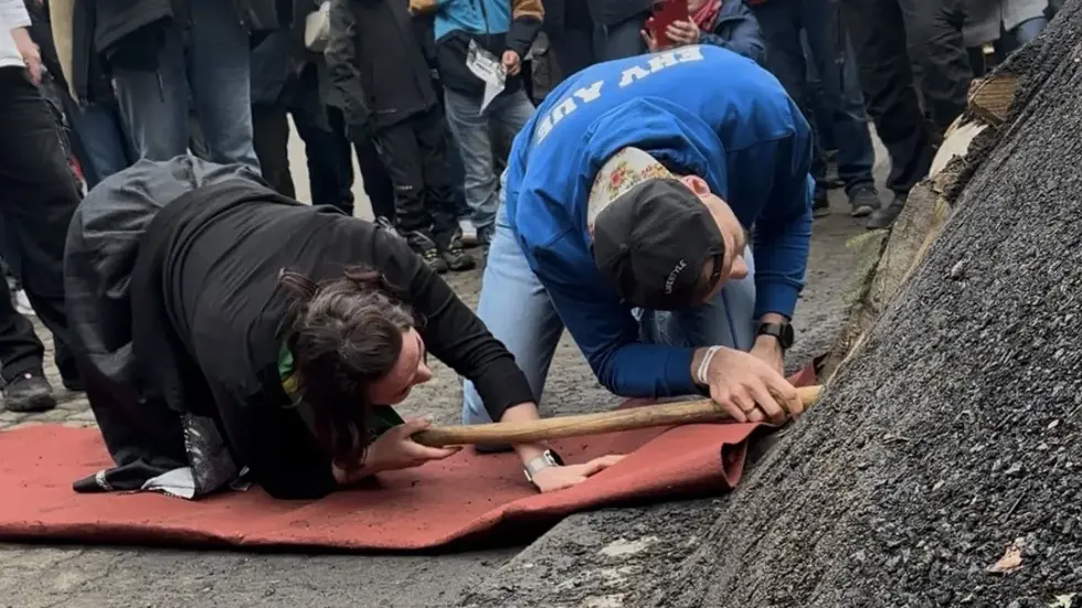Das erzgebirgische Köhlerliesel Amanda und Kevin Roch vom EHV Aue beim Anzünden.