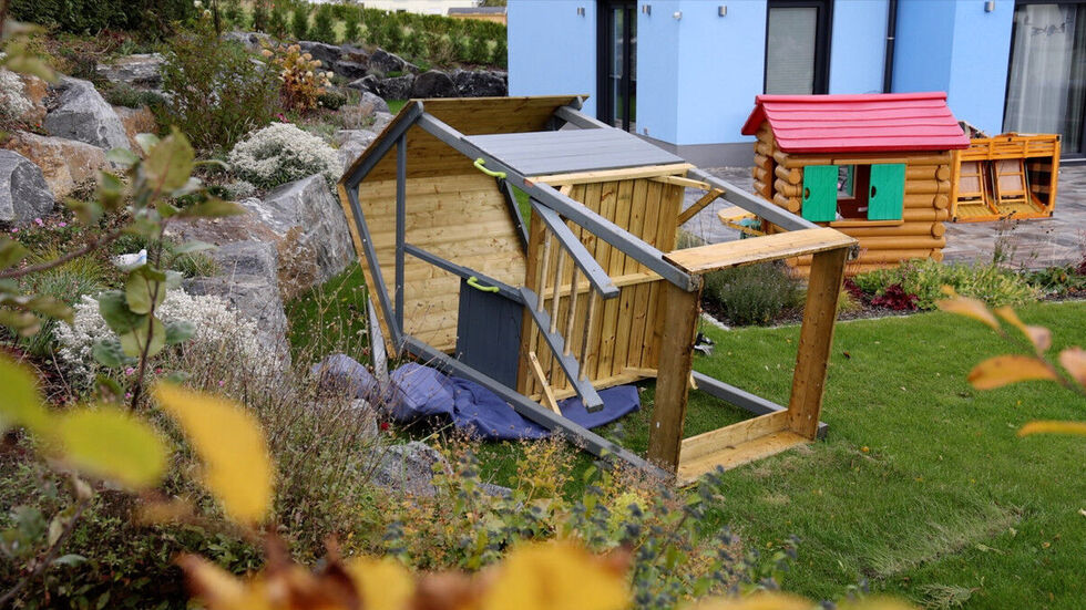 In Annaberg-Buchholz fegte das Sturmtief den Spielturm der kleinen Josephine um. Nur ein Beispiel für die Schäden auf Privatgrundstücken. In Annaberg-Buchholz fegte das Sturmtief den Spielturm der kleinen Josephine um. Nur ein Beispiel für die Schäden auf Privatgrundstücken.