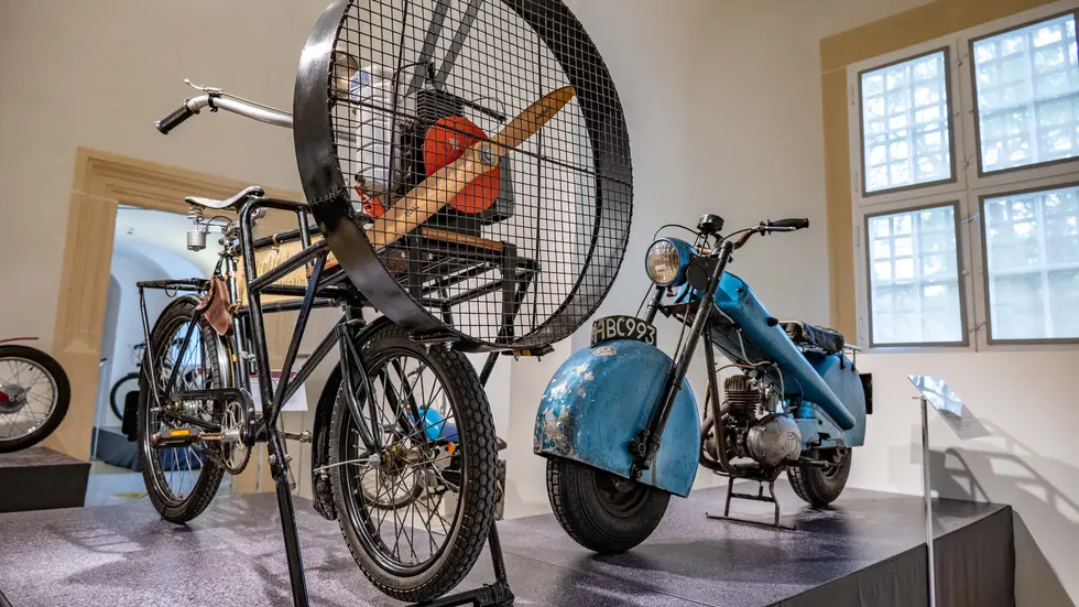 Kurioses Fahren: Ein Lastenrad mit Stamo-Motor samt Propeller und das futuristische Bond Motorcycle. Kurioses Fahren: Ein Lastenrad mit Stamo-Motor samt Propeller und das futuristische Bond Motorcycle.