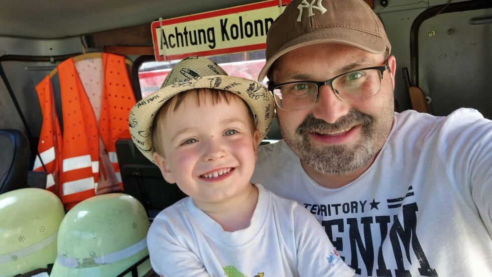 Ralf mit seinem dreijährigen Sohn Konstantin. 