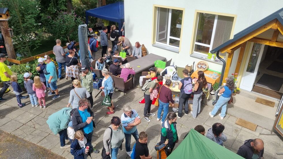 Viele Leute haben sich schon früh auf dem wunderschönen Gelände des Tierheims eingefunden. Viele Leute haben sich schon früh auf dem wunderschönen Gelände des Tierheims eingefunden.