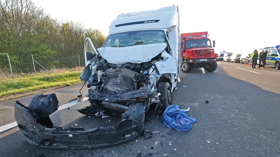 Im Folgeunfall stießen ein Transporter und ein Lkw zusammen.