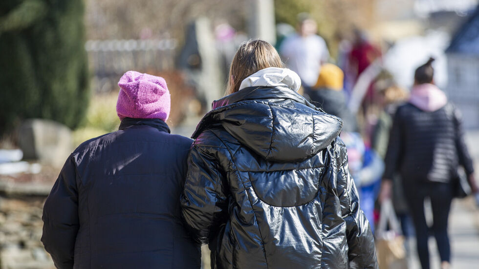 Nicht wenige Ukraine-Flüchtlinge waren erstmal unbürokratisch in Asyl-Wohnungen unteergekommen . Nicht wenige Ukraine-Flüchtlinge waren erstmal unbürokratisch in Asyl-Wohnungen unteergekommen .