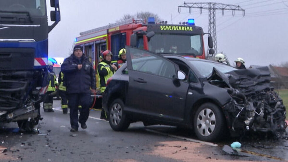 Der Opel krachte am Monatg frontal in einen LKW. (c) Bernd März