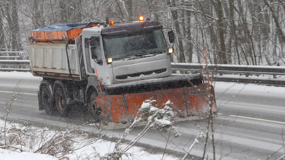 Winterdienst-Fahrzeug im Einsatz Winterdienst-Fahrzeug im Einsatz