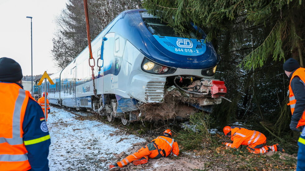 Mit einem Kran wurde der Zug einen tag nach dem Unfall aus dem Schotter gehoben.