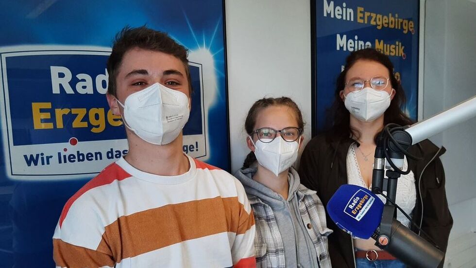 Eine Abordnung der Firmengründer beim Besuch im Radio-Studio.