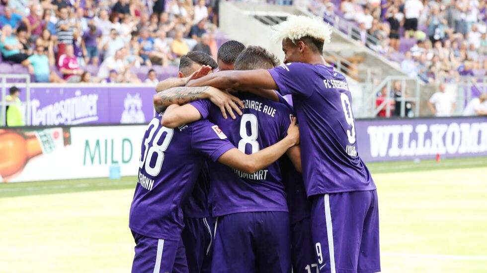 Die Veilchen feiern einen 1:0-Testspielsieg gegen den FC Schalke.