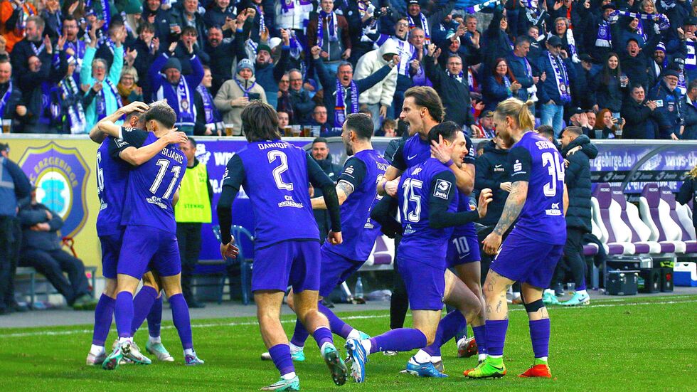 Vor ausverkauftem Erzgebirgsstadion konnten die Veilchen im Sachsenderby überzeugen.