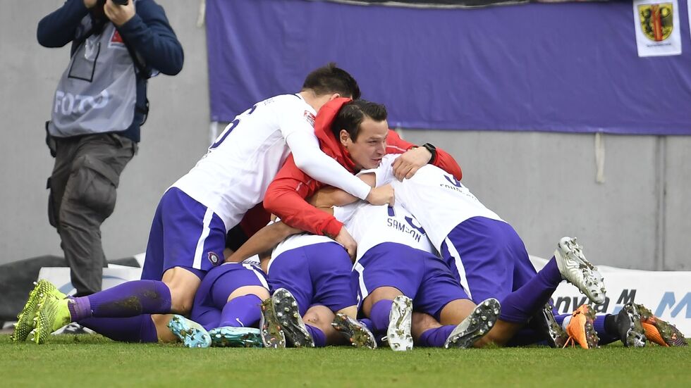 Die Veilchen feiern den dritten Treffer gegen Fürth.