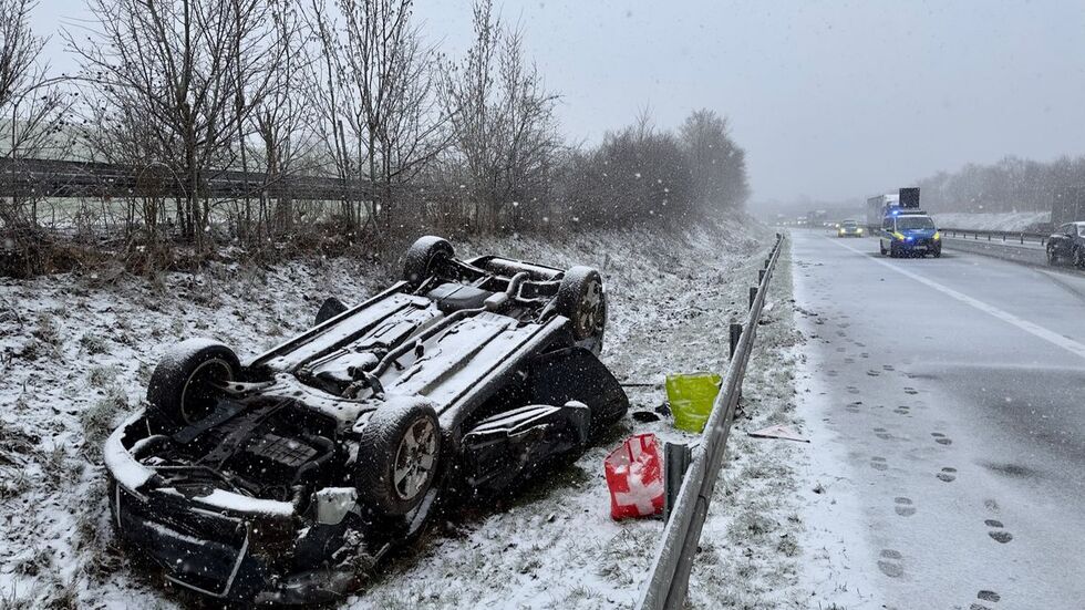 Die Polizei vermutet nicht angepasste Geschwindigkeit als Unfallursache. Die Polizei vermutet nicht angepasste Geschwindigkeit als Unfallursache.