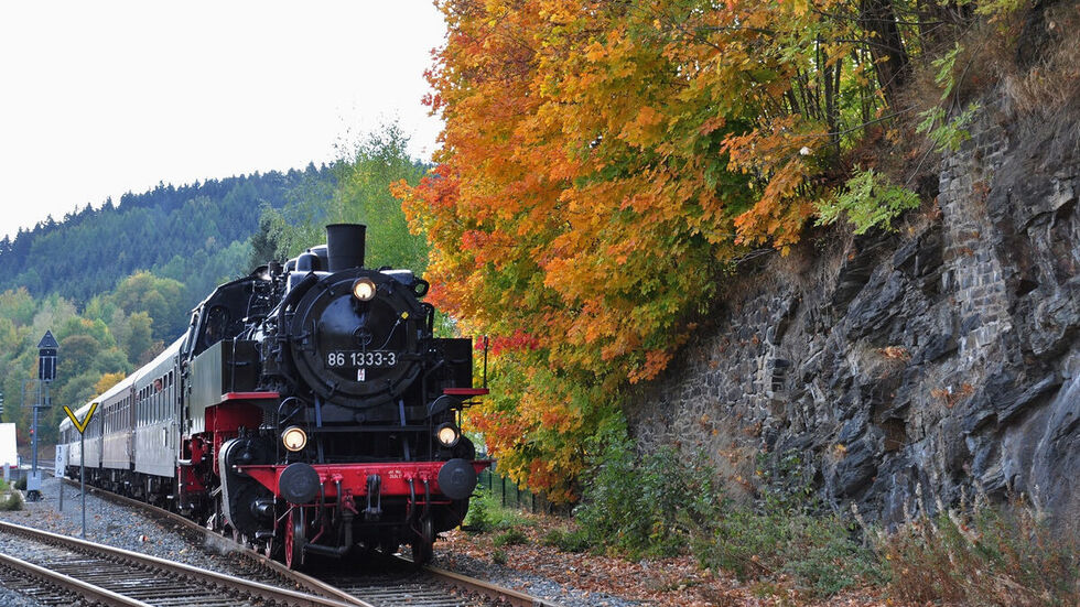 Mit der Dampflok der Preßnitztalbahn geht es auf die Strecke. © Thomas Poth Mit der Dampflok der Preßnitztalbahn geht es auf die Strecke. © Thomas Poth