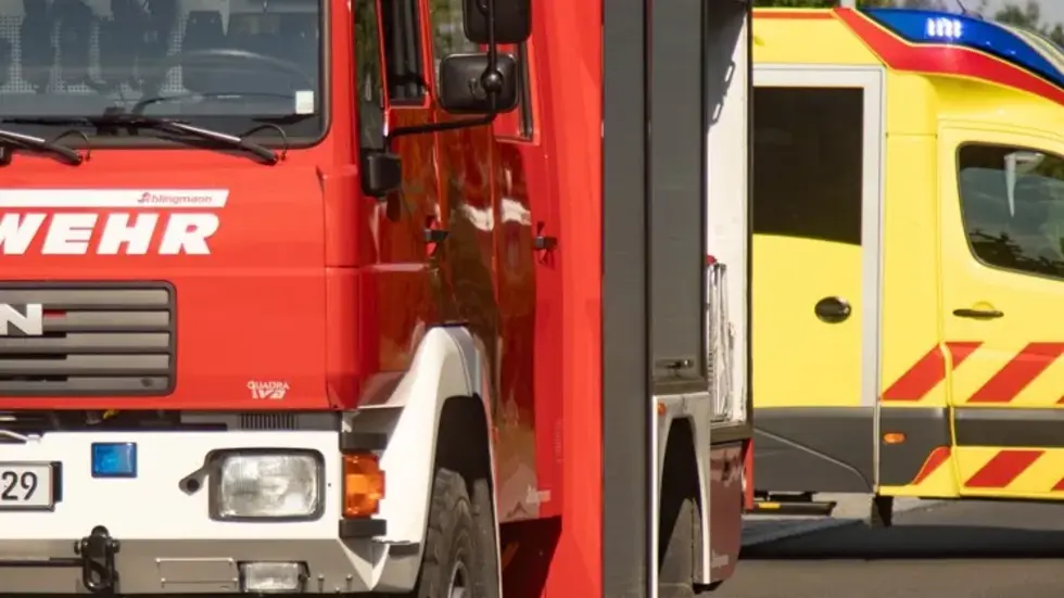 Die Helfer brauchten laut Polizei Stunden, um den verletzten Trucker zu befreien (Symbolbild). Die Helfer brauchten laut Polizei Stunden, um den verletzten Trucker zu befreien (Symbolbild).