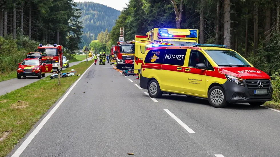 Zahlreiche Einsatzkräfte wurden zu dem Unfall gerufen. Zahlreiche Einsatzkräfte wurden zu dem Unfall gerufen.