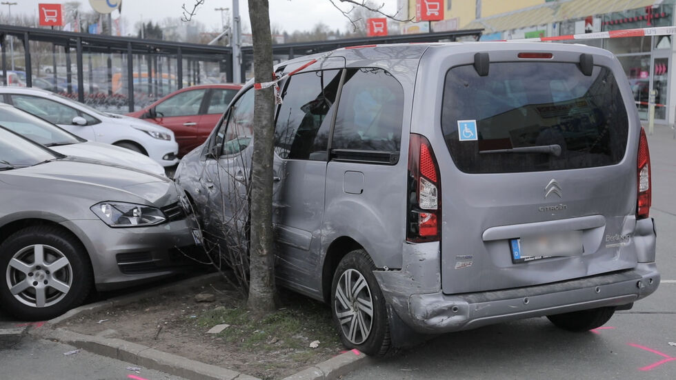 Der Fahrer dieses Citroen wurde bei dem Crash leicht verletzt. © extremwetter.tv Der Fahrer dieses Citroen wurde bei dem Crash leicht verletzt. © extremwetter.tv