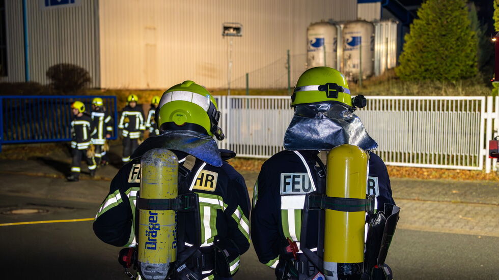 Feuerwehrleute bei ihrem nächtlichen Einsatz. Feuerwehrleute bei ihrem nächtlichen Einsatz.