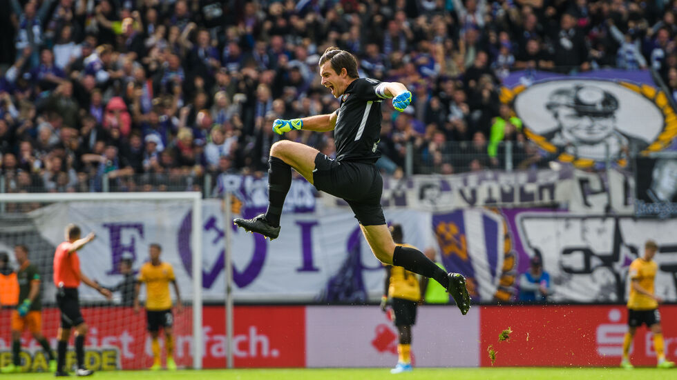 Aue-Kapitän Martin Männel freut sich über den Derbysieg gegen Dresden. Aue-Kapitän Martin Männel freut sich über den Derbysieg gegen Dresden.