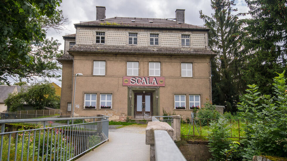 Das Kino „Scala“ wurde 1927 erbaut und war bis Mitte der 1990er Jahre in Betrieb. Brandschutztechnische Mängel sowie die Errichtung der Eurofoam Arena führten 2004 zur Stilllegung.
Das Kino „Scala“ wurde 1927 erbaut und war bis Mitte der 1990er Jahre in Betrieb. Brandschutztechnische Mängel sowie die Errichtung der Eurofoam Arena führten 2004 zur Stilllegung.