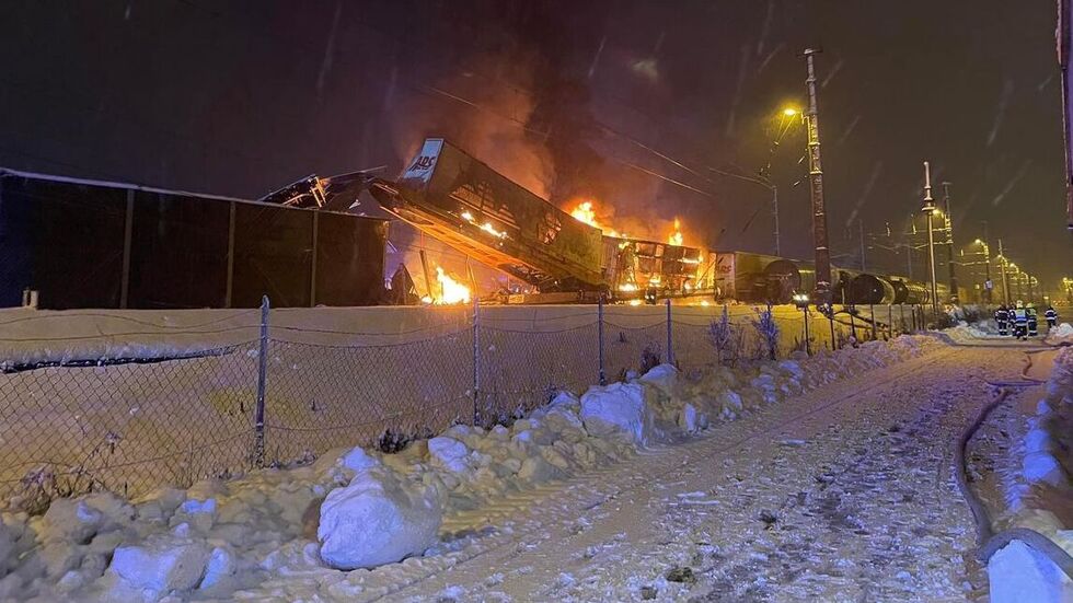 Österreich, Fürnitz: Ein entgleister Zug steht nach dem Zusammenstoß von zwei Güterzügen am Bahnhof in Flammen. Österreich, Fürnitz: Ein entgleister Zug steht nach dem Zusammenstoß von zwei Güterzügen am Bahnhof in Flammen.