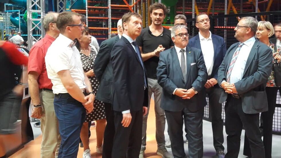 Zur offiziellen Einweihung am Freitag kam auch Ministerpräsident Michael Kretschmer. Hier erklärt Fundorado-Leiter Robert Friedrich ihm sowie Landrat Frank Vogel und Schneebergs Oberbürgermeister Ingo Seifert die Spielgeräte (v.l.) © Janis Müller Zur offiziellen Einweihung am Freitag kam auch Ministerpräsident Michael Kretschmer. Hier erklärt Fundorado-Leiter Robert Friedrich ihm sowie Landrat Frank Vogel und Schneebergs Oberbürgermeister Ingo Seifert die Spielgeräte (v.l.) © Janis Müller