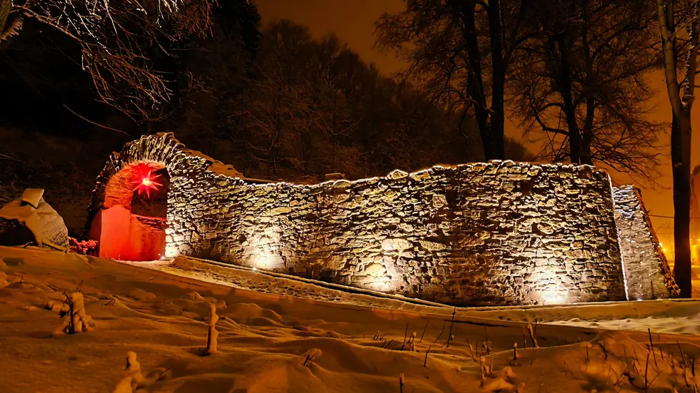 Nachts wird die Ruine der Gottesackerkapelle mit Licht in Szene gesetzt.
