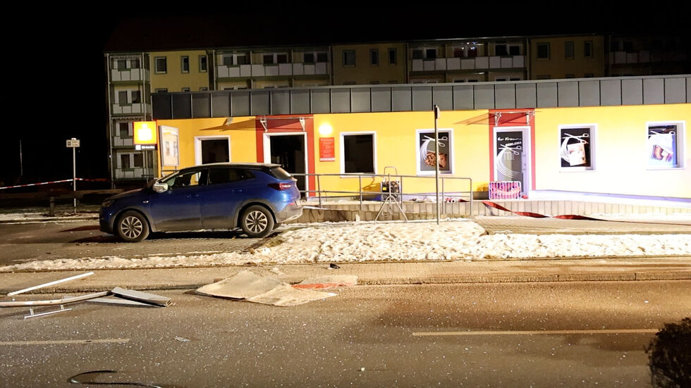 Durch die Explosion wurden Trümmerteile weit verstreut. Durch die Explosion wurden Trümmerteile weit verstreut.