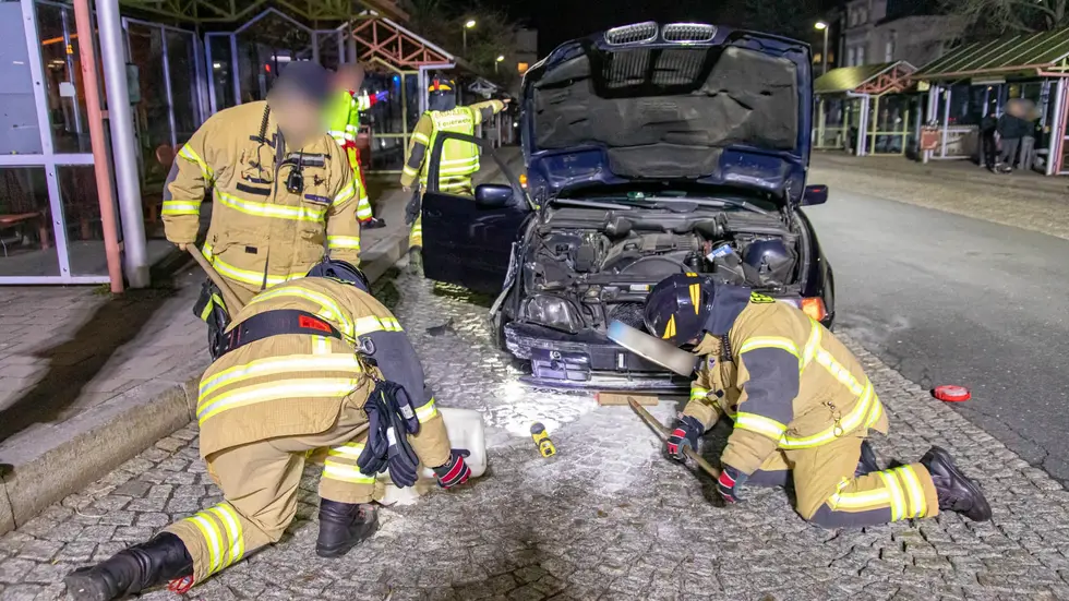 Einsatzkräfte mussten auslaufendes Öl entfernen.
