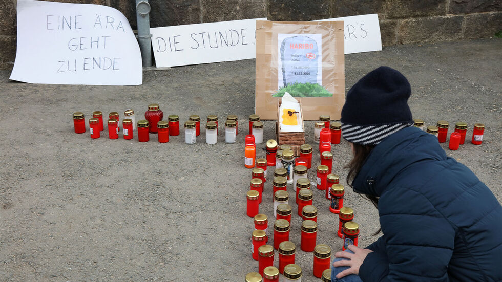 Die Mitarbeiter haben den Haribo-Goldbären symbolisch begraben. Die Mitarbeiter haben den Haribo-Goldbären symbolisch begraben.