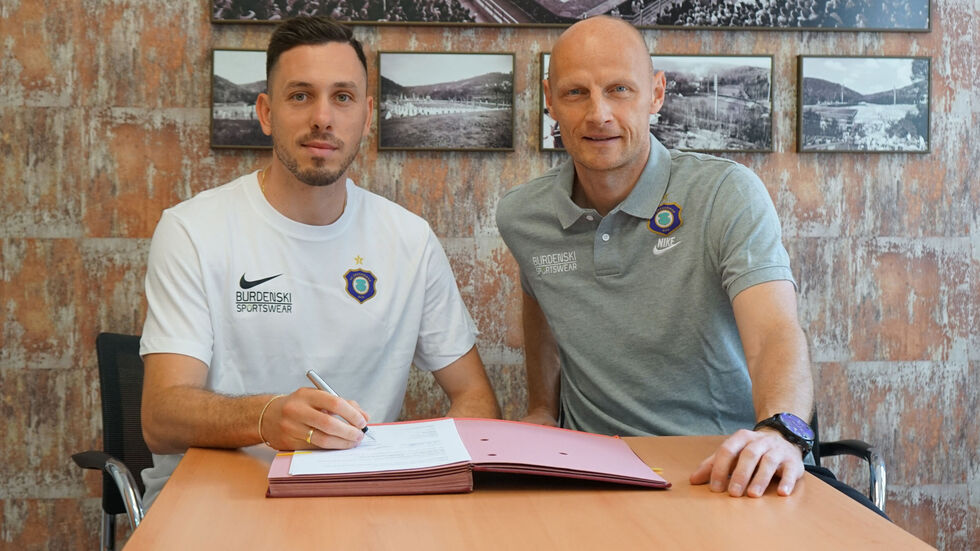 Marcel Bär (links) mit FCE-Sportgeschäftsführer Matthias Heidrich. Marcel Bär (links) mit FCE-Sportgeschäftsführer Matthias Heidrich.