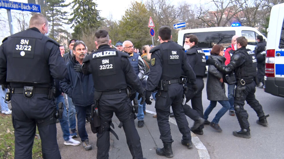 Versammlungsteilnehmer widersetzten sich den Anweisungen der Polizei. Versammlungsteilnehmer widersetzten sich den Anweisungen der Polizei.