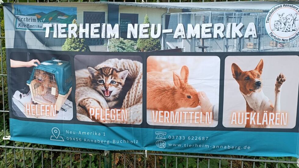 Das Plakat am Zaun lädt zum Reinkommen ein. Das Plakat am Zaun lädt zum Reinkommen ein.