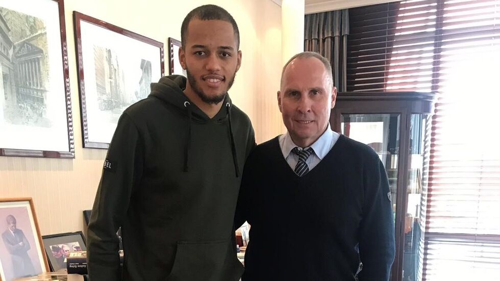 FCE-Vereinspräsident Helge Leonhardt mit Louis Samson. Foto © FC Erzgebirge Aue.
