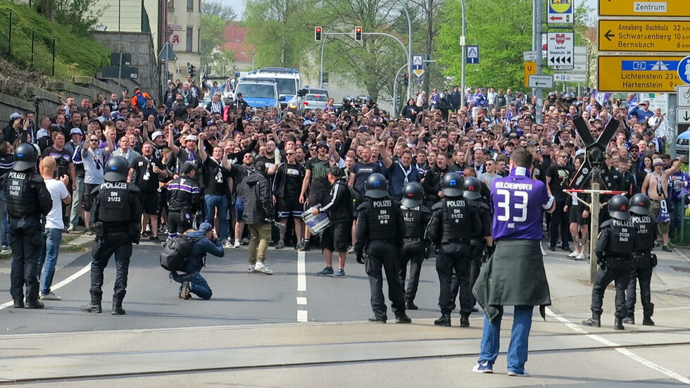 Die Polizei sicherte den Fanmarsch ab.